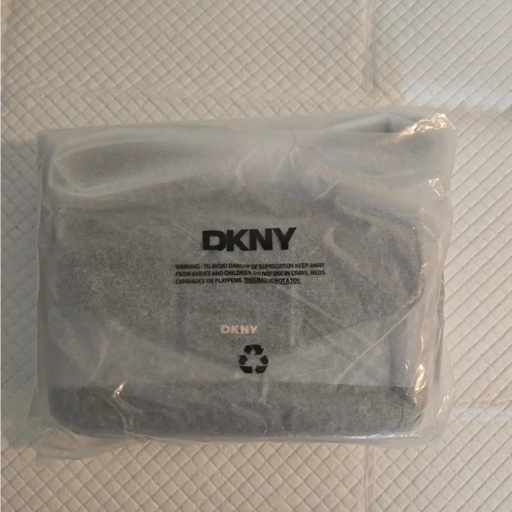 NWT,DKNY Maxxe crossbody /shoulder  Bag Style R423AE78‎ (Black/Gold)